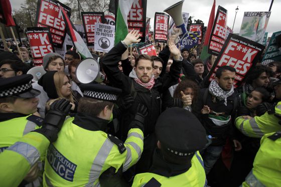 Miles de universitarios protestan en Londres contra la subida de tasas