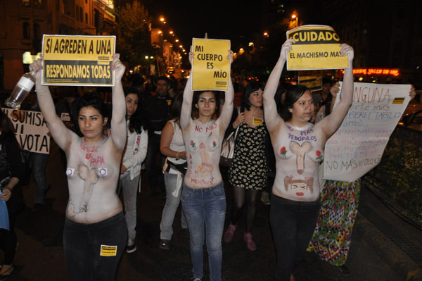 Masiva marcha en rechazo a la violencia contra las mujeres recorrió Santiago