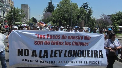 Pescadores Artesanales llegaron marchando a Santiago para frenar Ley de Pesca