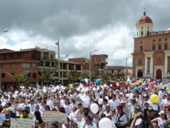 Repudian en Colombia masacre de campesinos a manos de paramilitares