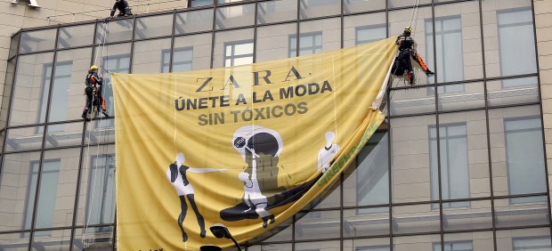 Greenpeace protesta por el uso de tóxicos en la ropa, colgándose de la fachada de Zara en España