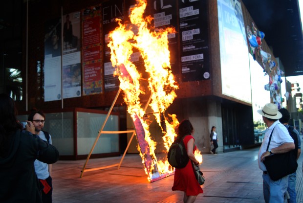 Artista quema imagen de Diego Portales en el centro cultural GAM