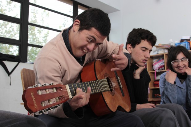 Este miércoles jóvenes con discapacidad dirigen orquesta experimental de improvisación en Valparaíso