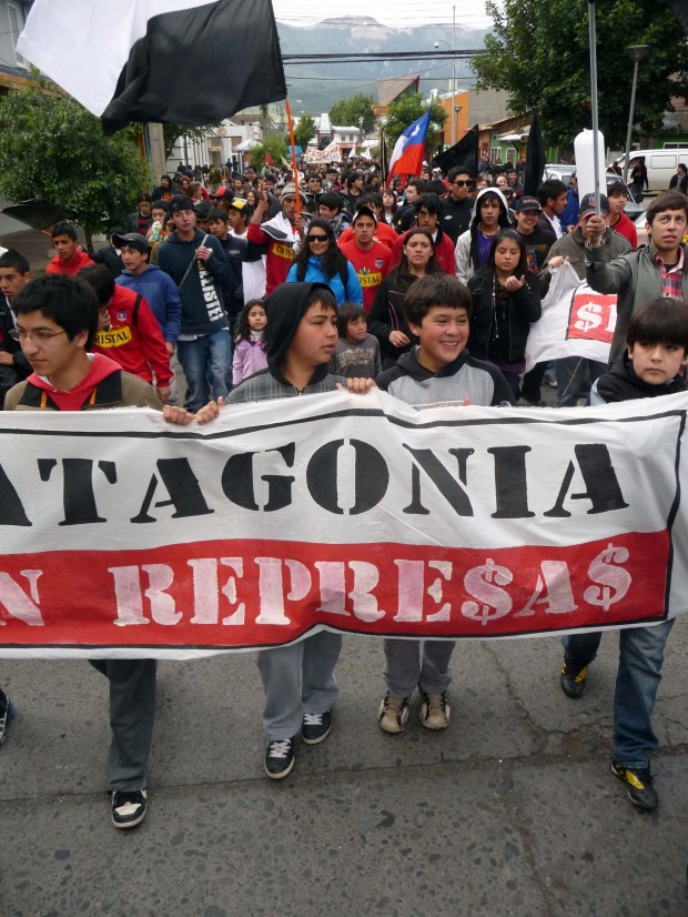 Cuatro en contra y sólo uno a favor de HidroAysén fue el resultado del debate  a diputado por Aysén