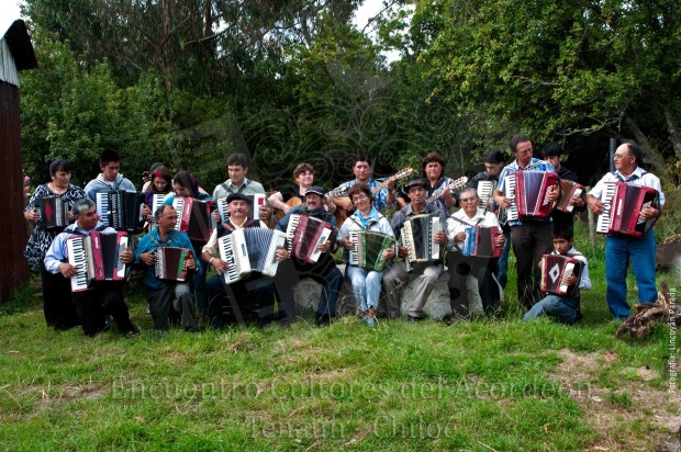 Acordionistas se encuentran en Tenaún, Chiloé