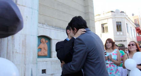 Pareja gay se casó en catedral de Valdivia