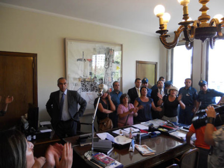 Pobladores de Puente Alto se toman oficina central del BancoEstado