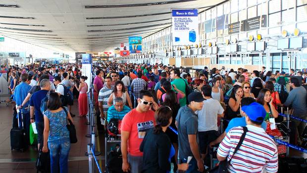 LAN informa que cambio de hora en Chile afectará a 550 mil pasajeros