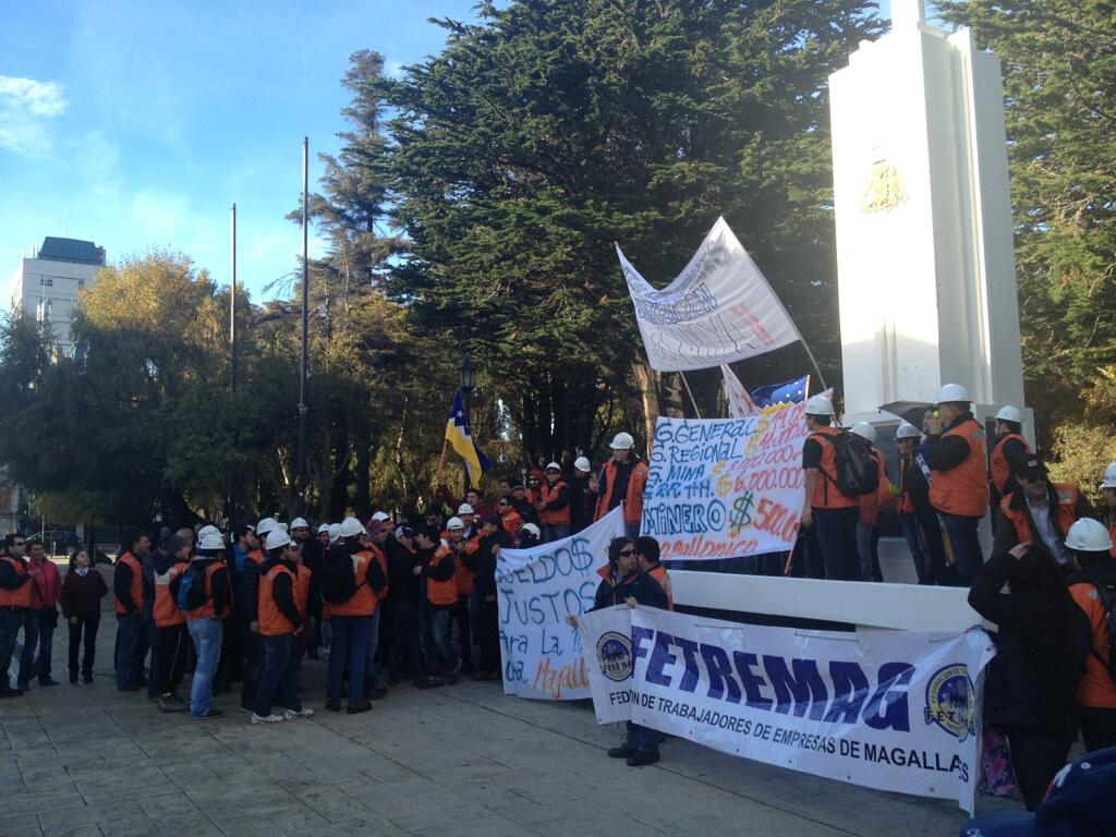 Trabajadores de Isla Riesco intensifican bloqueos