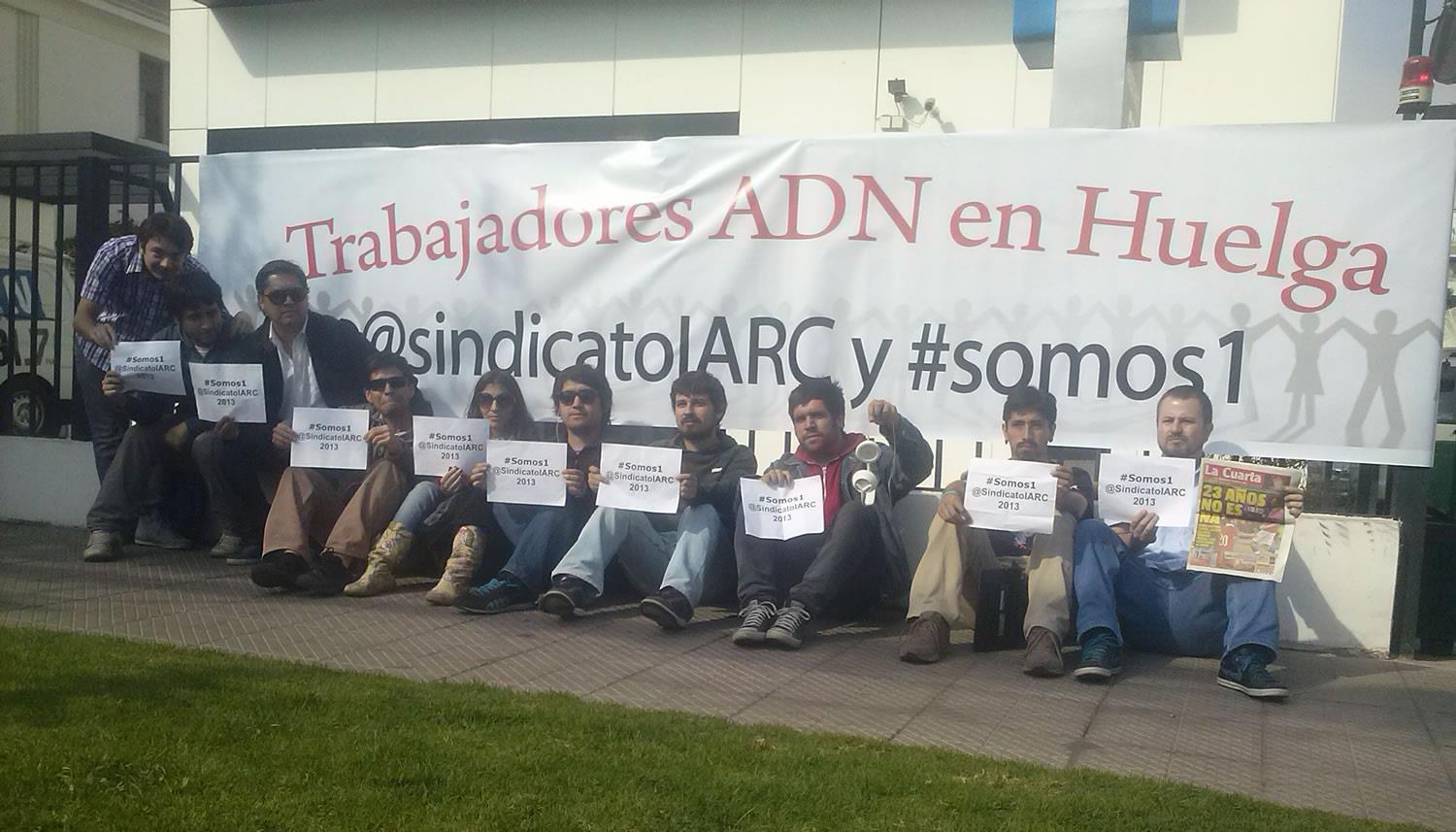 Trabajadores de Radio ADN cumplen 5 días en huelga