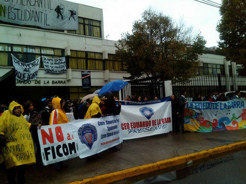 Denuncian violenta represión contra alumnos y profesores del Liceo Eduardo De La Barra de Valparaíso