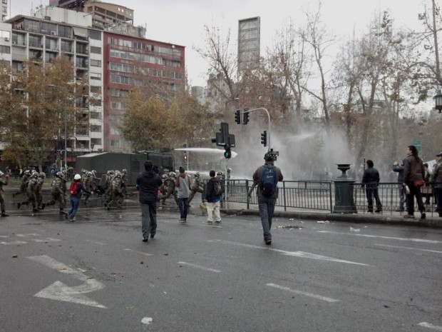 Fuerte represión en marcha estudiantil en Santiago
