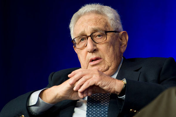 «¿Qué se siente al ser un asesino de masas?», preguntan a Henry Kissinger