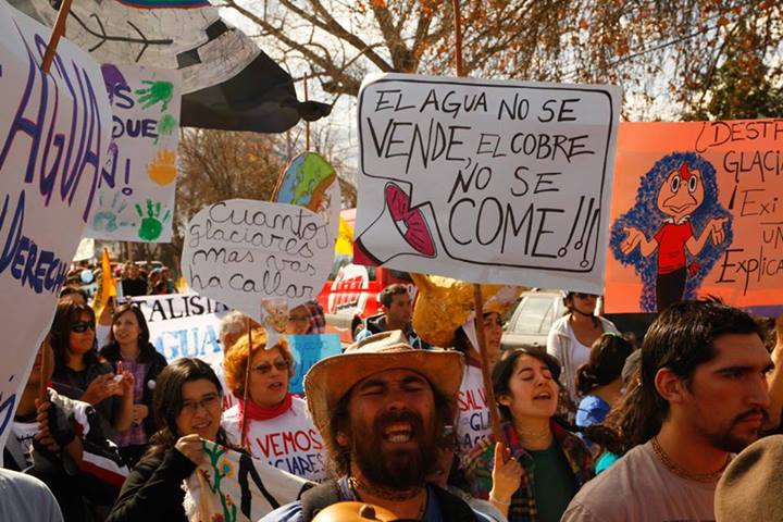 Proyecto Andina 244 genera rechazo y colorida manifestación ciudadana