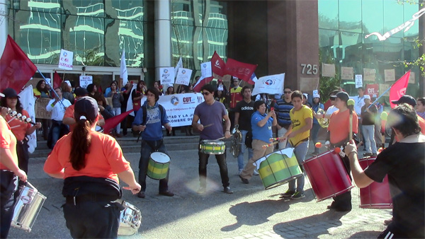 Walmart Chile: Trabajadores ocupan edificio corporativo en ciudad empresarial
