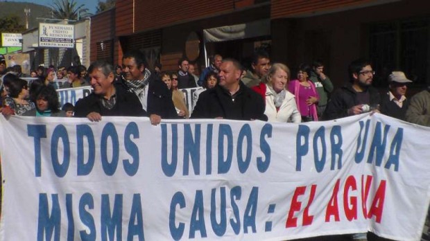 Ex ministro de Frei y Bachelet intenta nuevamente acallar a dirigente social por denunciar robo de agua