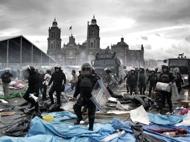 Fuerte represión a profesores movilizados en el Zócalo de México DF