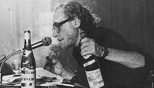 Citas de Charles Bukowski sobre la bebida, el alcohol y la virtud de los tragos
