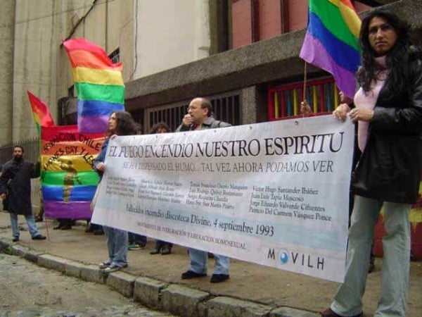 Movilh recuerda en Valparaíso a víctimas de incendio de Divine a 20 años de la tragedia