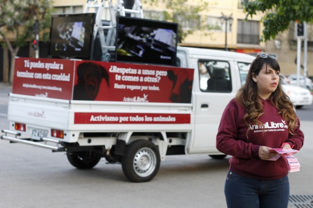 Vegamóvil transita por las calles denunciando abuso animal