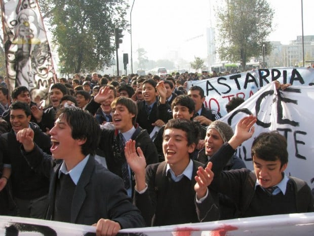 Masiva marcha estudiantil en el centro de Santiago