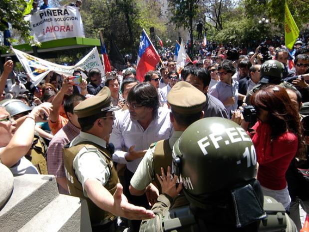 Carabineros agrede a alcalde de Recoleta proporcionándole un “pancorazo” y patadas