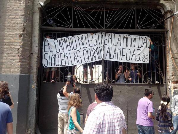 #YoNoVoto: Estudiantes de la Aces se toman sede del comando de Bachelet en rechazo a las elecciones