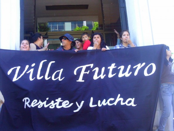 Reconstrucción: Vecinos de Villa Futuro se toman el Serviu en Concepción
