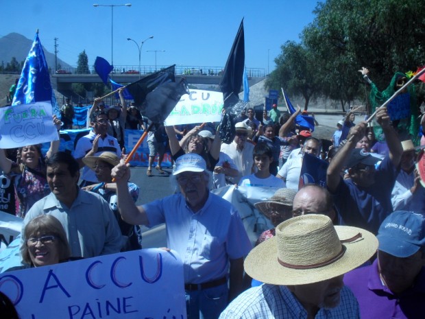 Vecinos de Paine cortan la carretera para decirle no a la industria CCU del grupo Luksic