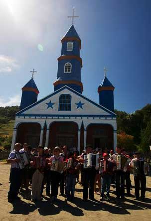 Tenaún, Chiloé: Historia y música al ritmo del acordeón