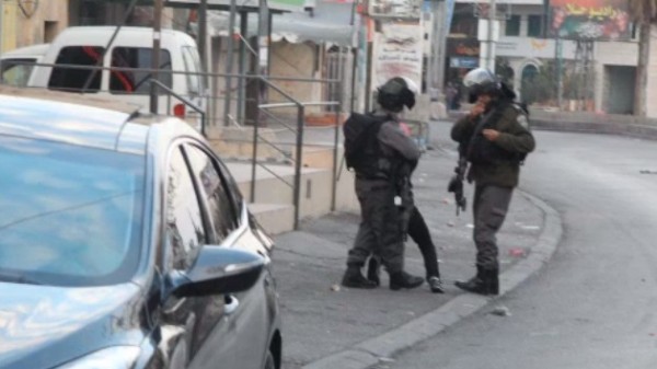Militares israelíes se toman fotos mientras abusan de un niño palestino