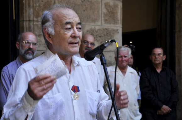 Distinción de periodistas cubanos al chileno Ernesto Carmona