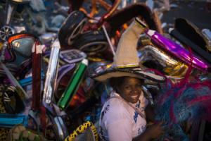 Dan nueva vida a la basura en carnaval de Río de Janeiro