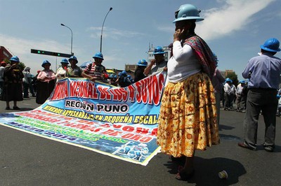 Mineros peruanos llevan seis días de protesta en Arequipa y Lima