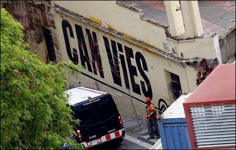 Disturbios en Barcelona por desalojo del centro social Can Vies