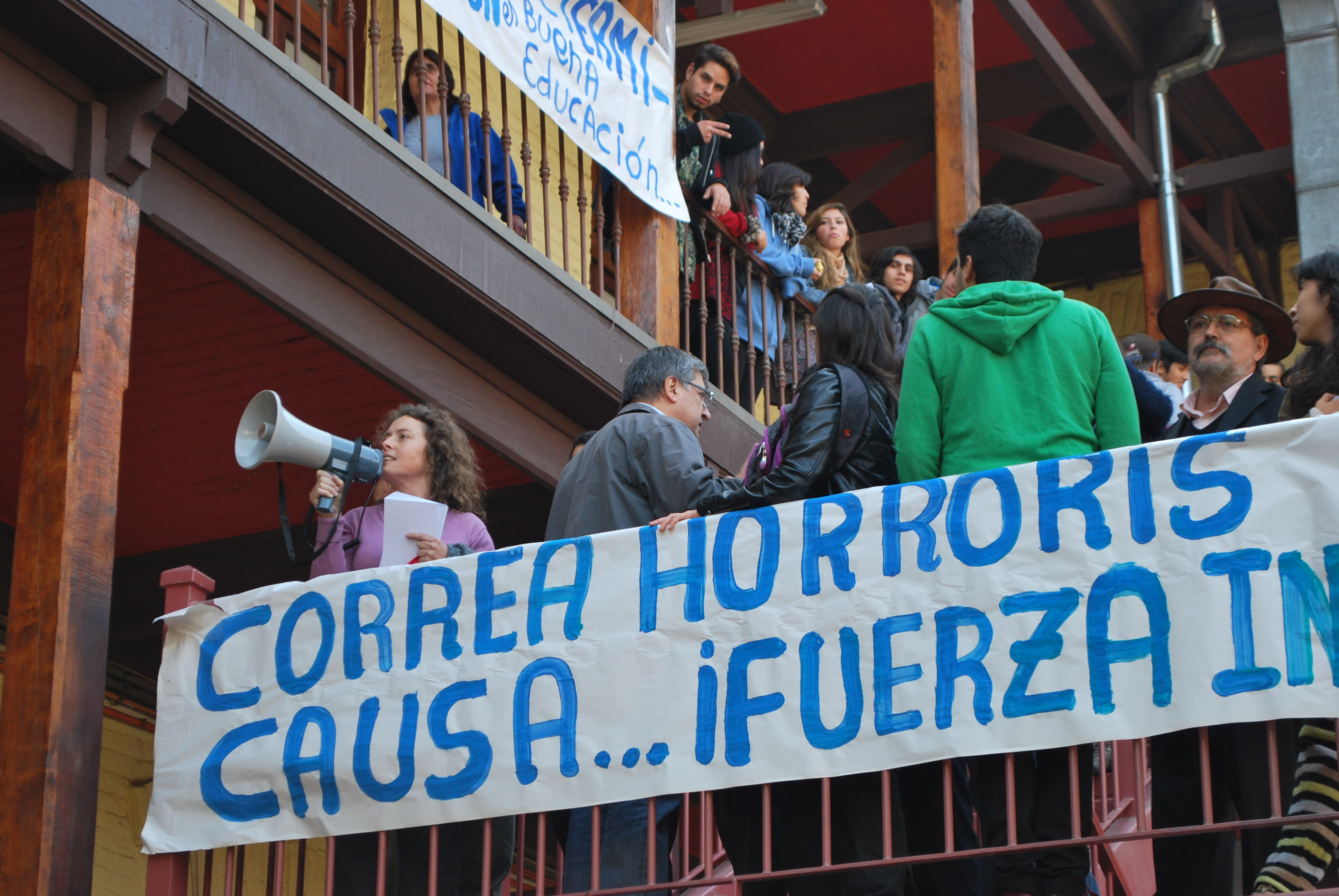Rafael Correa fue duramente interpelado en la Universidad de Santiago