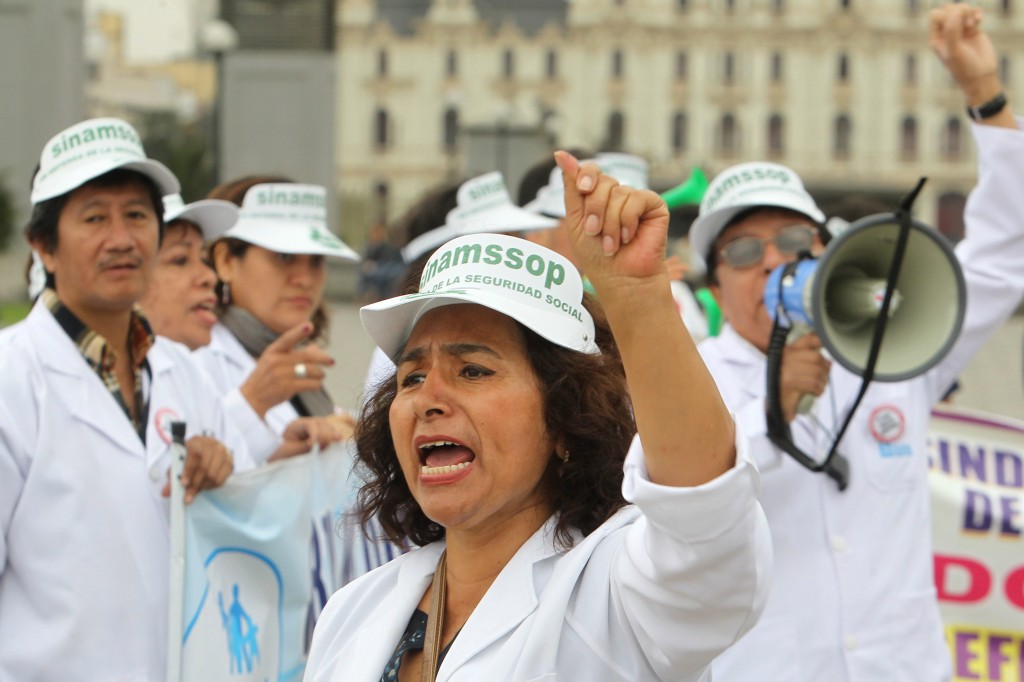 Médicos peruanos se manifiestan contra la privatización de la sanidad