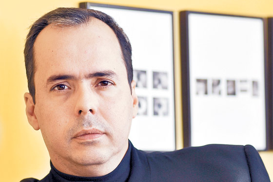 Renuncia asesor de campaña de Santos por nexos con narcos
