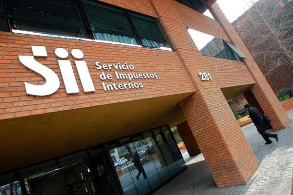 Informe del SII señala que no son razonables pagos de SQM a Martelli y Warner