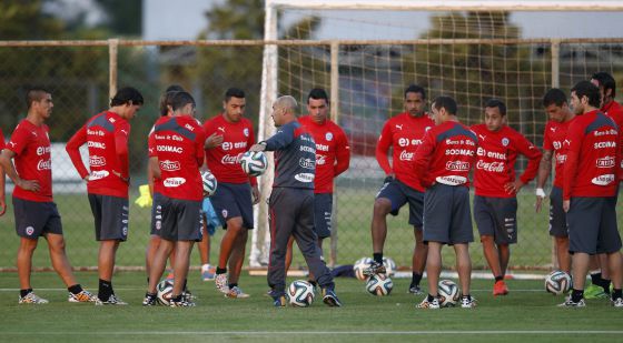 Brasil espía entrenamiento de Chile días antes de su enfrentamiento por la Copa del Mundo.