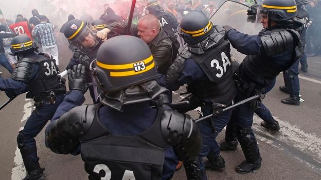 Policía francesa ataca a trabajadores ferroviarios en huelga