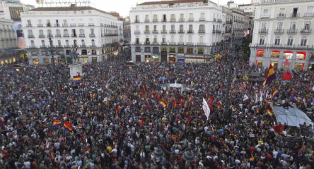Miles de españoles piden referendúm para eliminar la monarquía