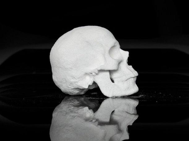 Artista crea cráneo de cocaína