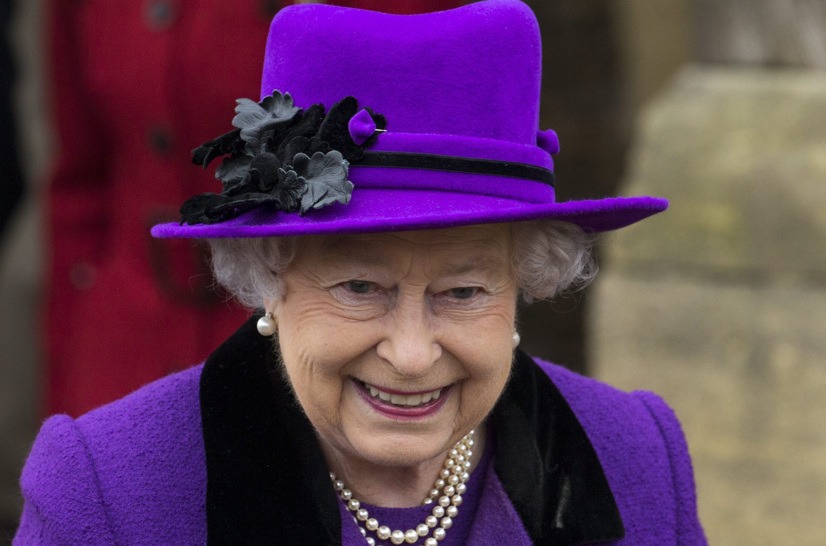 Aumenta salario de reina Isabel II en 68 millones de dólares