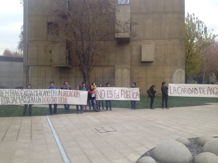 Estudiantes protestan contra Bachelet en acto ligado a familia Angelini
