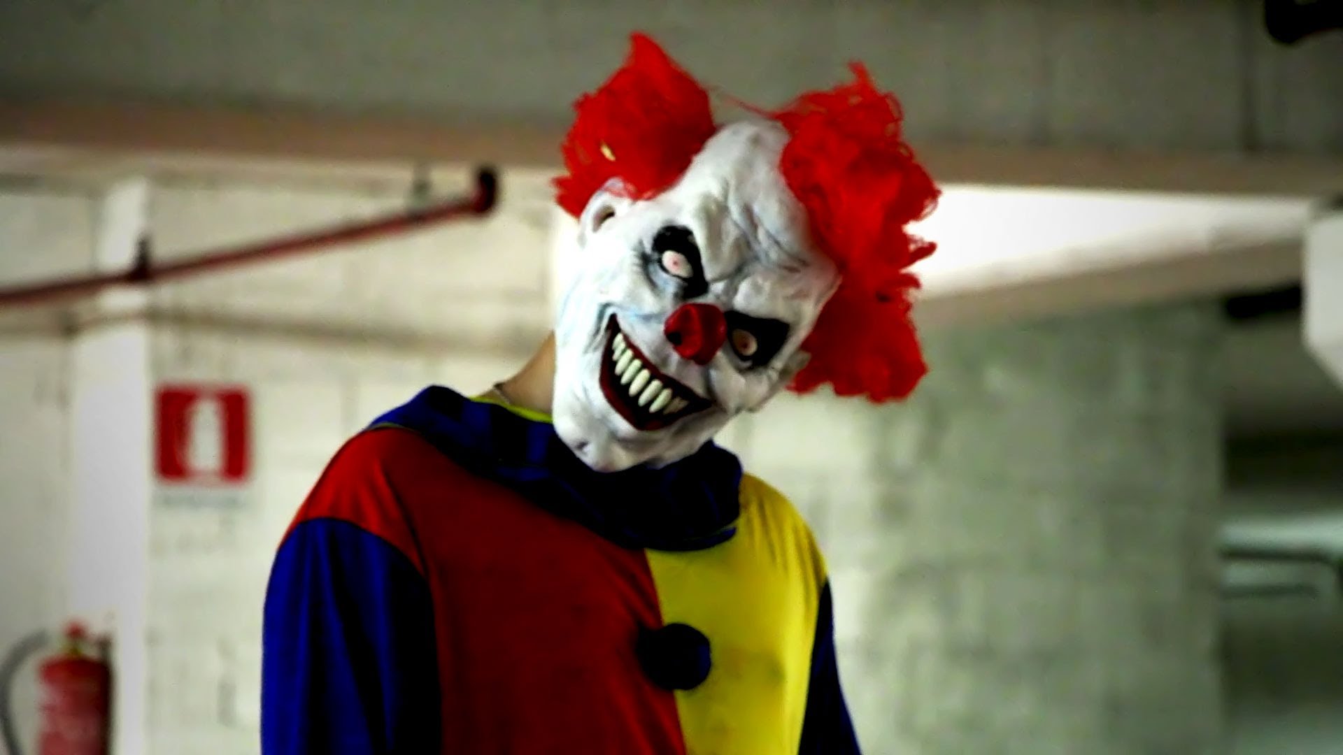 Payaso sádico asesino nuevamente la rompe en Youtube (video)