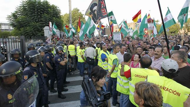 Cerca de 20.000 personas marchan en Sevilla pidiendo «Pan, trabajo y techo»