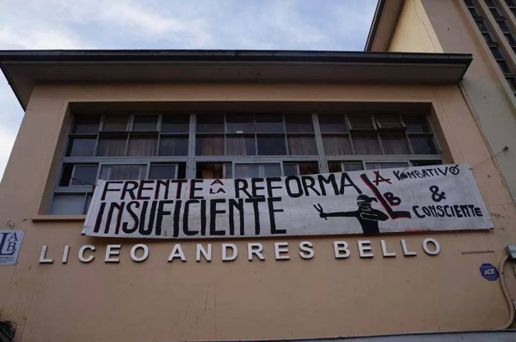 Desalojo forzoso del Liceo Andrés Bello deja 41 detenidos