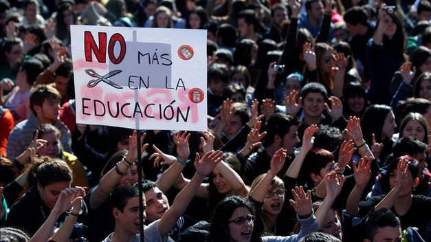 Juzgan a 44 jóvenes por protestar contra recortes en educación