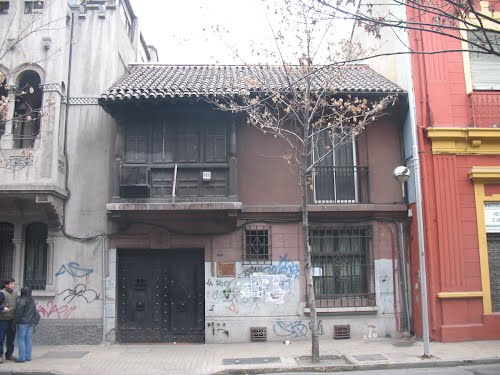Informan que municipalidad de Santiago decretó paralización de obras de edificio ilegal en calle Monjitas